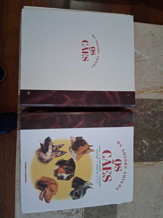 Coleção de livros sobre cães