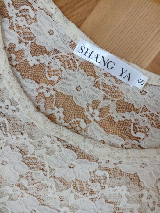 Jasnożółta koronkowa sukienka