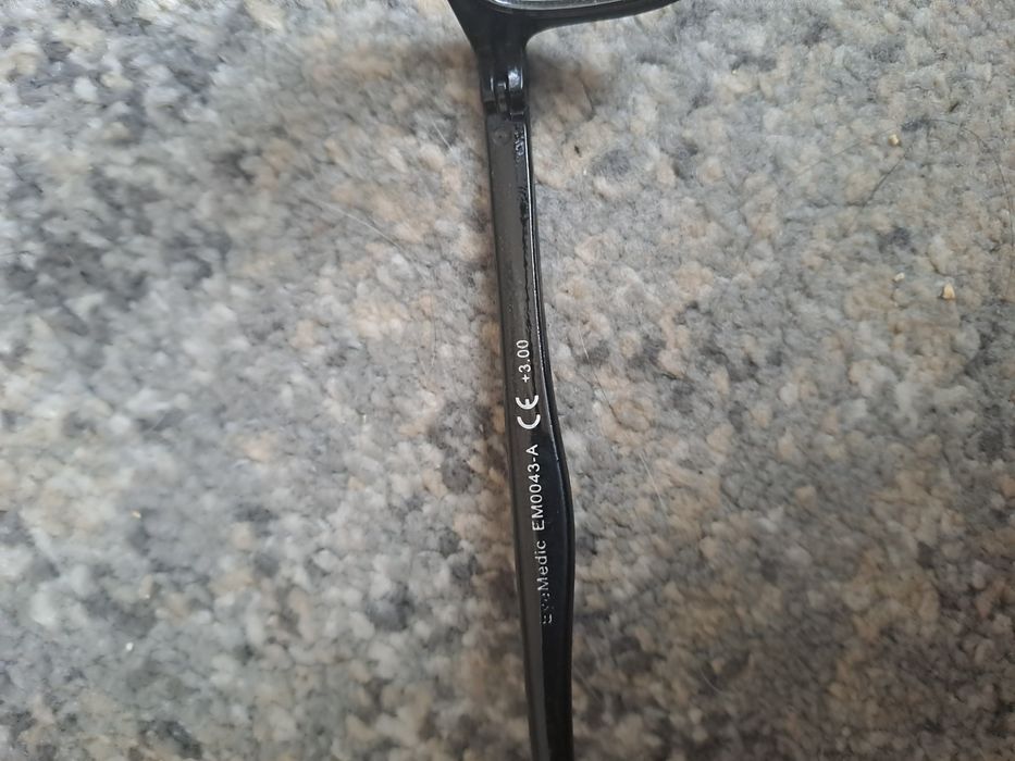 Oprawki czarne, srebrne etui