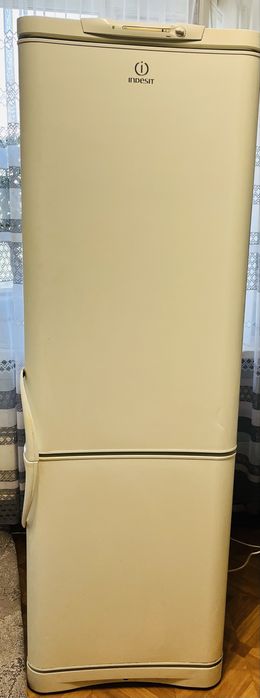 Продам Холодильник Indesit
