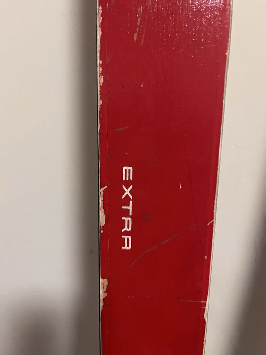 Zabytkowe narty wierchy na dekoracje