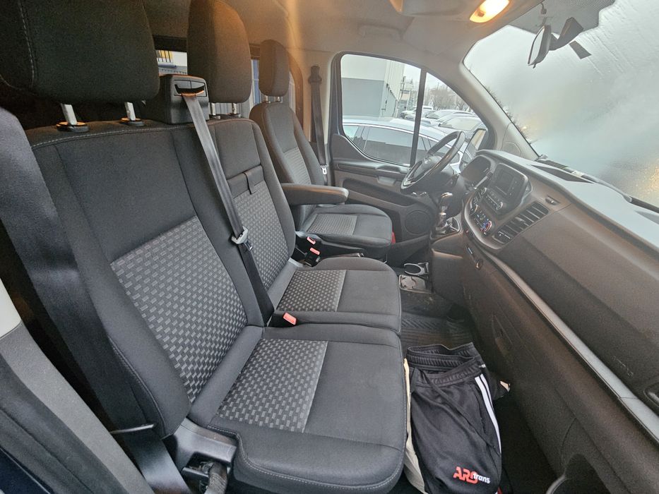 Wynajem busa Ford Transit Custom L1H1 9 osobowy 2020 r.