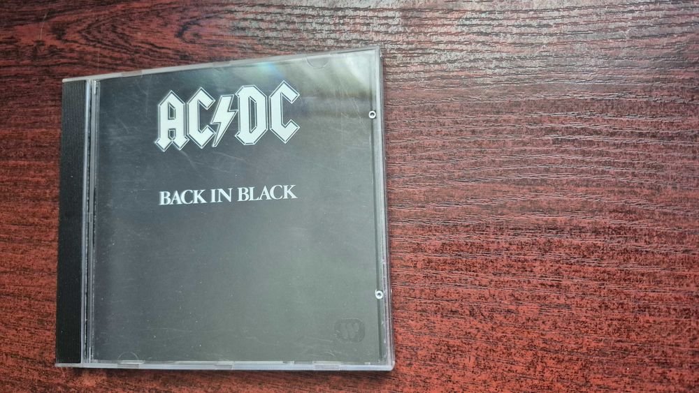 AC/DC    " Back in Black  "  muzyka metalowa z 1980r