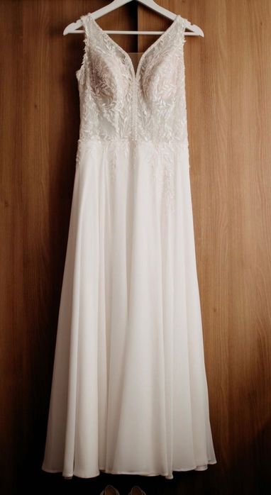 Zwiewna suknia ślubna boho – koronka, dekolt V