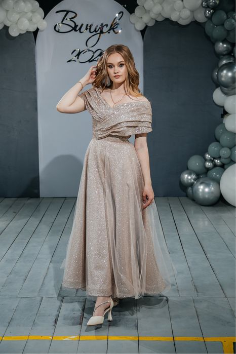 Випускна сукня в ідеальному стані