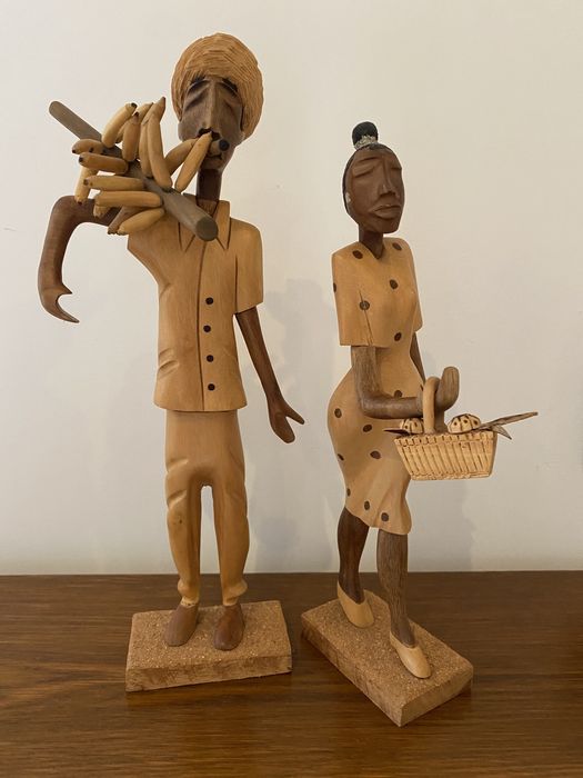 Estátuas de madeira artesanais originárias de Cuba, com cerca de 30cm