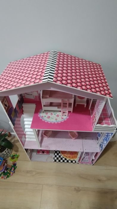 Drewniany domek dla lalek Barbie