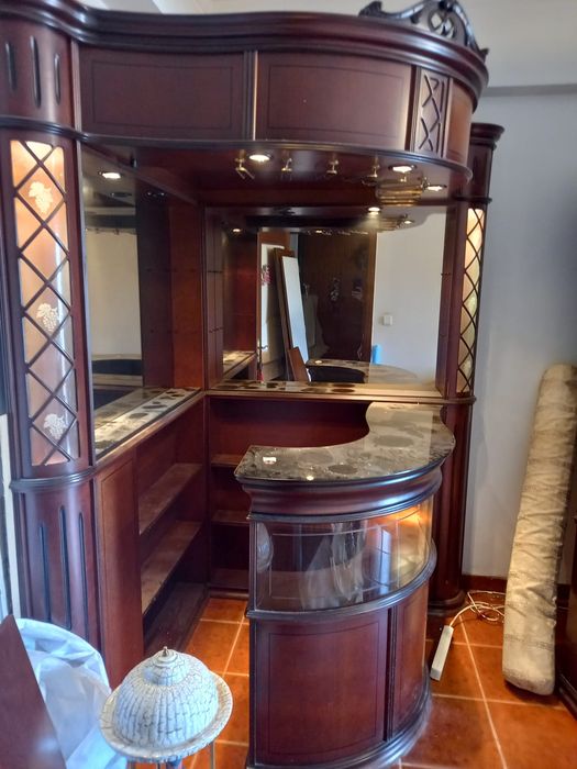 Bar de canto em mogno