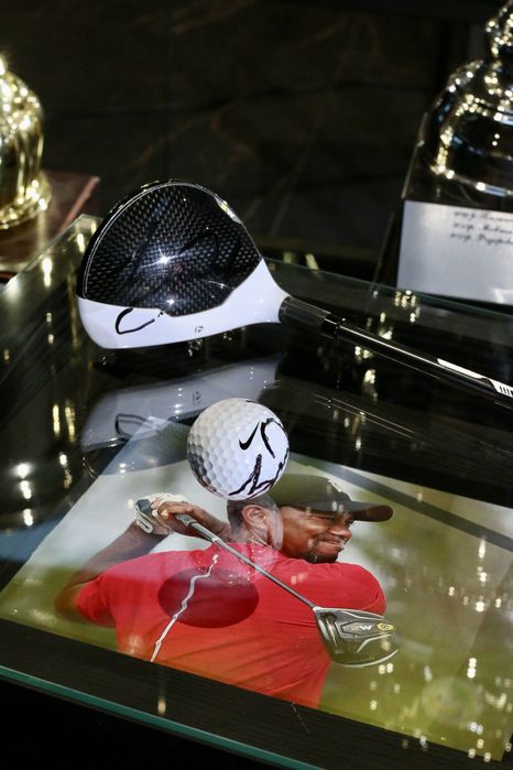 Оригінальний автограф Tiger Woods, гольф-клюшка TaylorMade M2 і