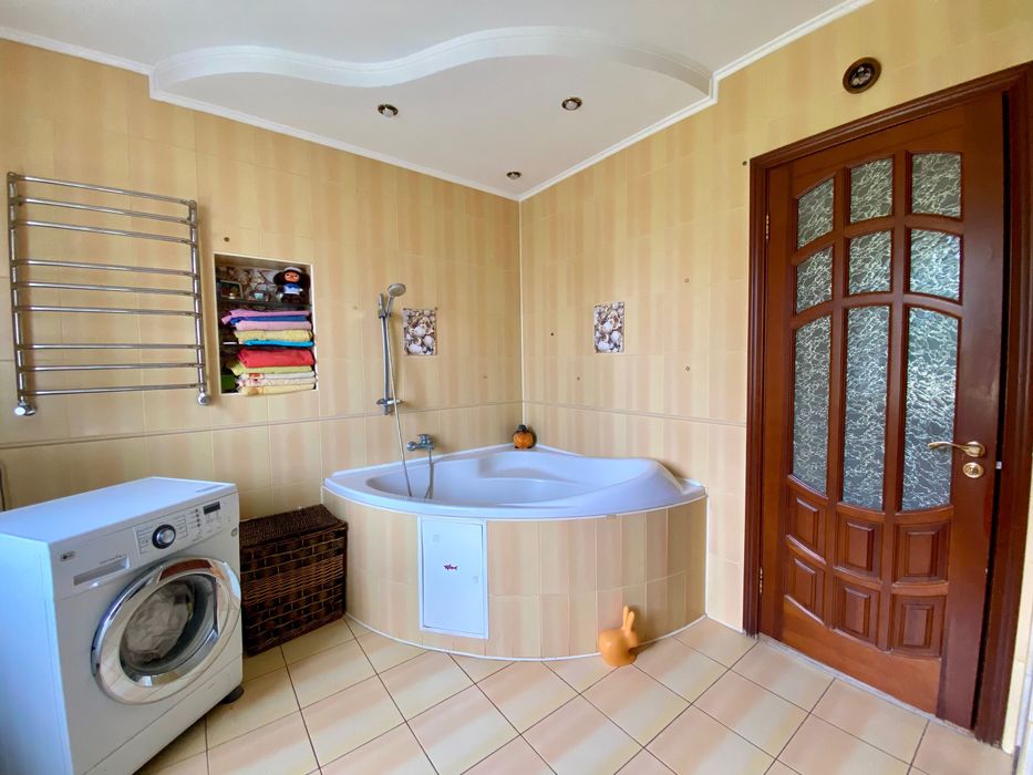 Продаж будинку в Борисполі, вул. Братуся — 322 м² на ділянці 6 соток