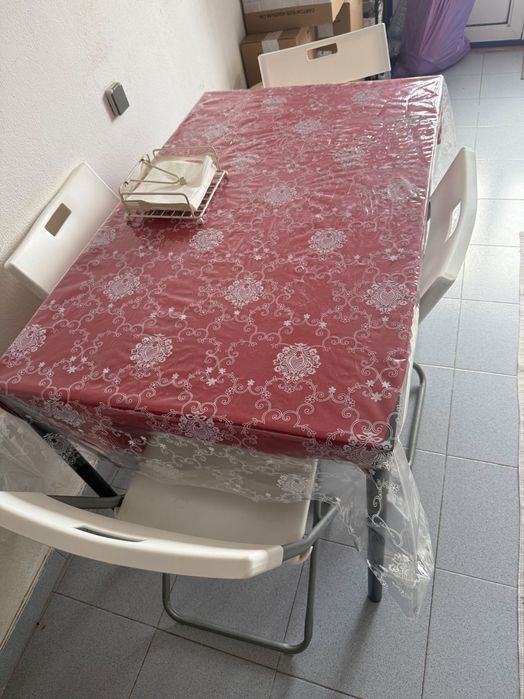 Vendo mesa e 4 cadeiras