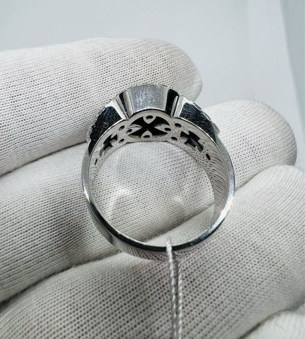 Золота унісекс каблучка перстень з білими та чорними діамантами.