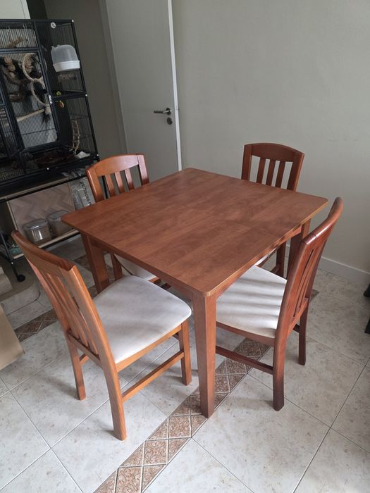 Mesa Extensível em Cerejeira + 4 Cadeiras + Capas (C/ Entrega)