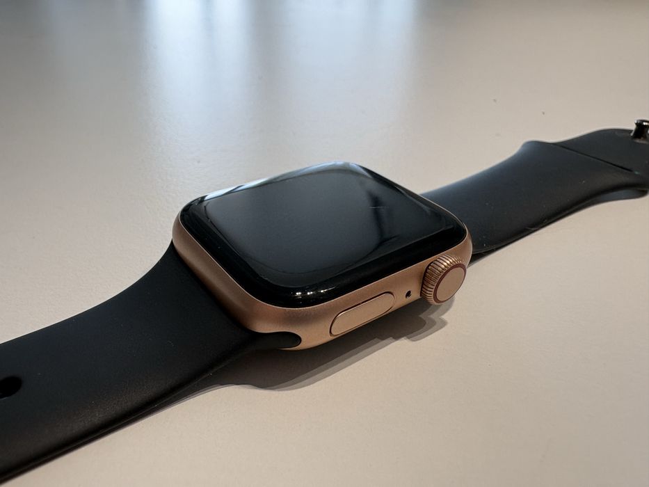 Золоті Apple Watch SE 2 40mm Gold Rose Cellular eSIM