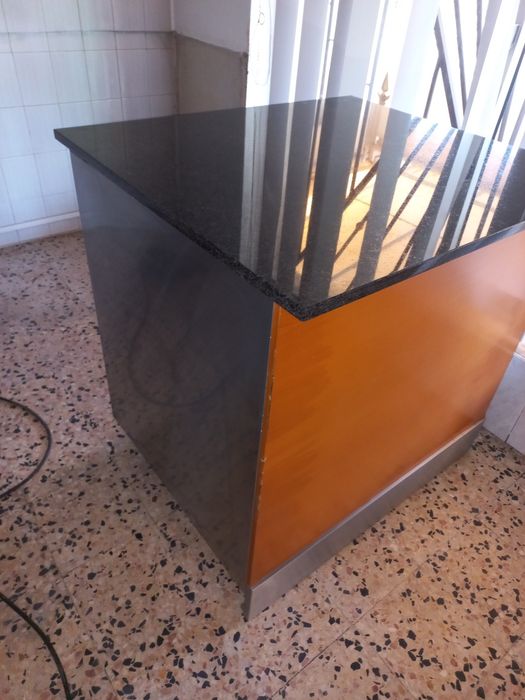 Bancada de inox com tampo de granito