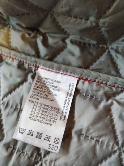 Тоненька,червона,стьобана жилетка 50-52 р