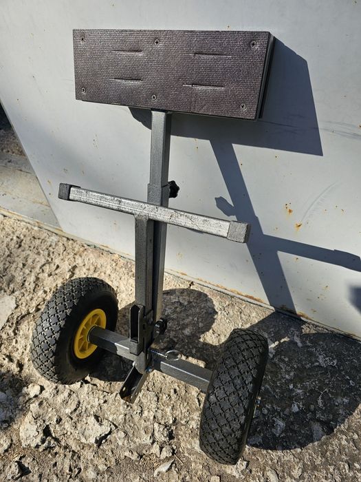 Підставка для човнового мотора.