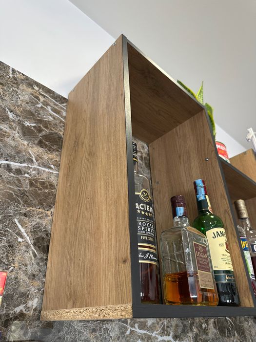 Armário de Parede em Madeira – Ideal para Restaurante, Bar ou Café