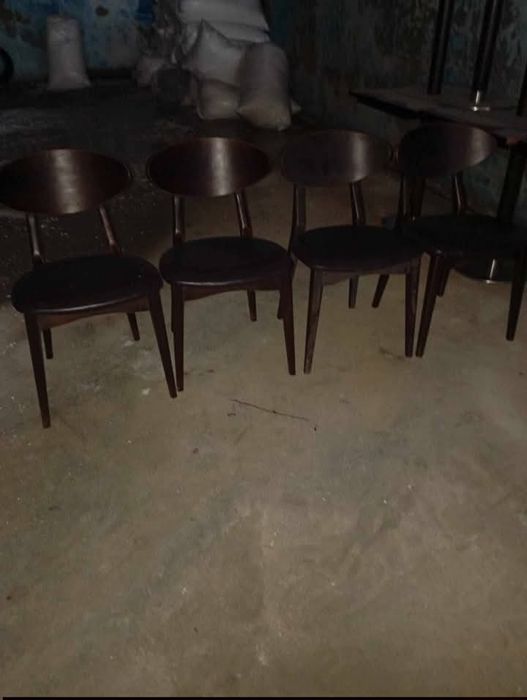Vendo 8 cadeiras muitas bonitas bom estado
