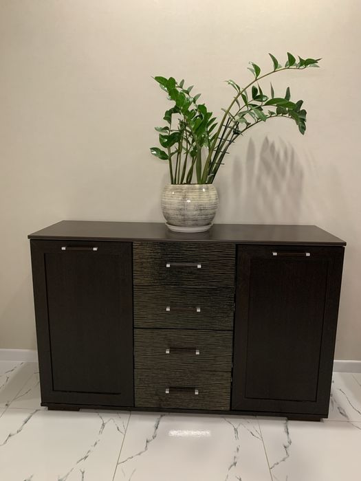 Комод вмісткий із 4 шухлядами і полками