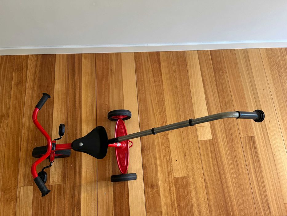 Triciclo Winther com pedais vermelho (2 - 5 anos)
