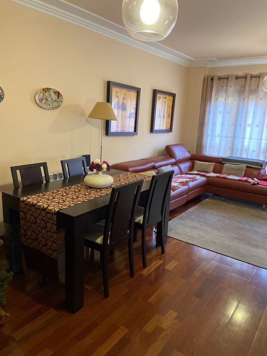 Mesa extensivel wenge + 4 cadeiras com forro em pele - sala de jantar