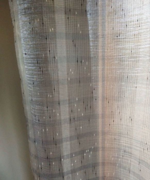 Cortinado duplo com um design moderno e elegante.