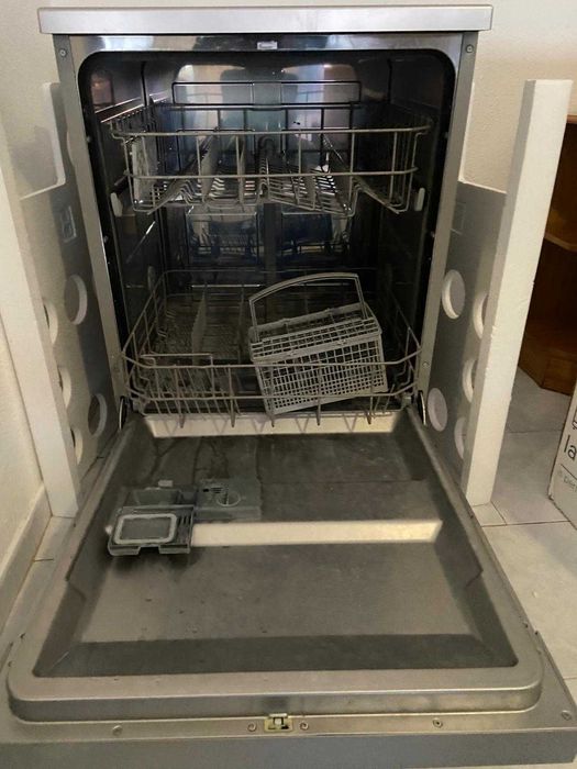 Título do Anúncio:Máquina de Lavar Loiça KUNFT KDW5136 SL (Inox) – Como Nova (5 meses de uso)