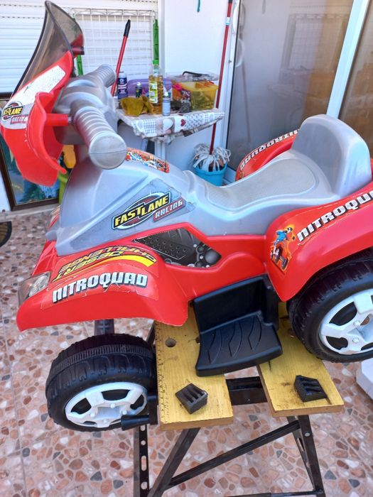 Moto eléctrica para criança