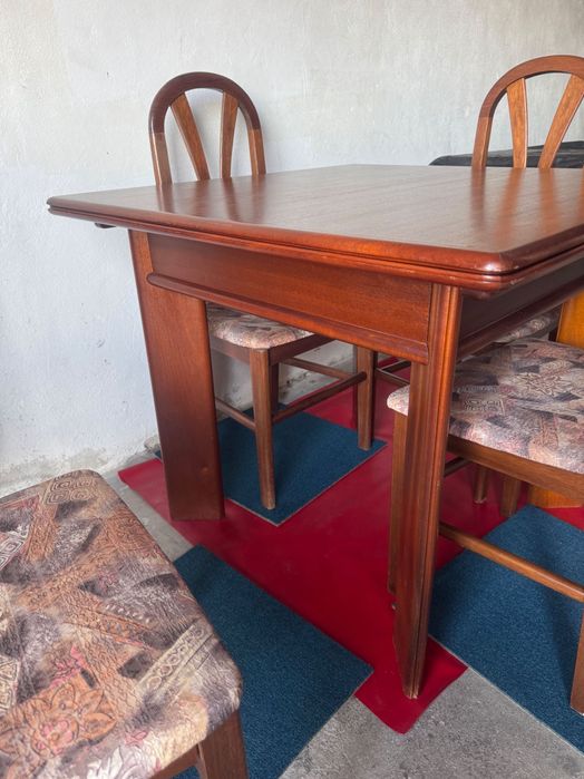 Mesa de jantar extensível + 4 cadeiras