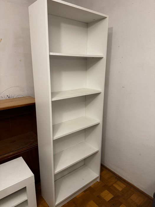 Wysoki pojemny regał na książki biały – 197 cm wysoki, 70 cm szeroki.