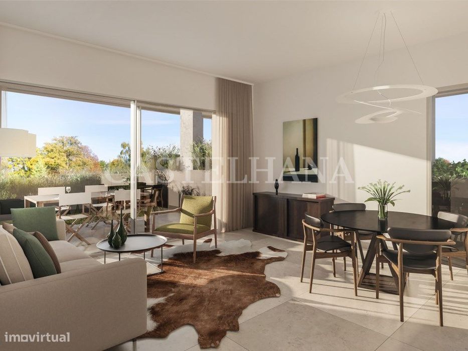 Apartamento T4 com varanda e estacionamento na Caparica