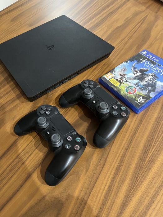 PS4 Slim 1Tb com dois comandos e jogo Horizon Zero Dawn