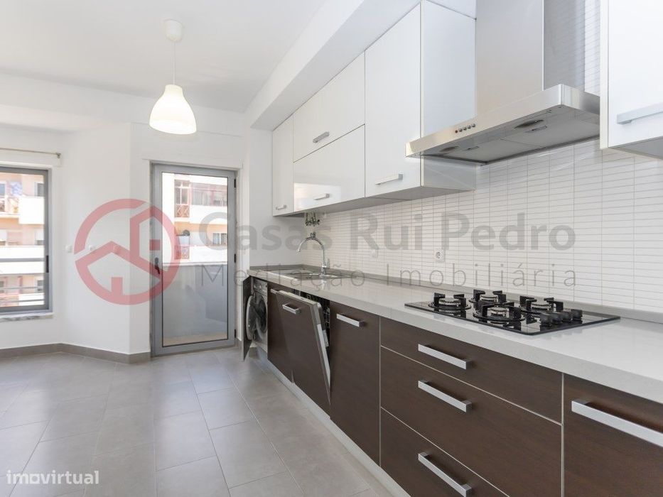 Apartamento T2 moderno com arrecadação e parqueamento, Rua José Afo...