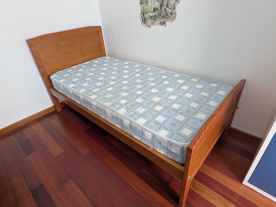Cama de solteiro e mesa de cabeceira em Pinho