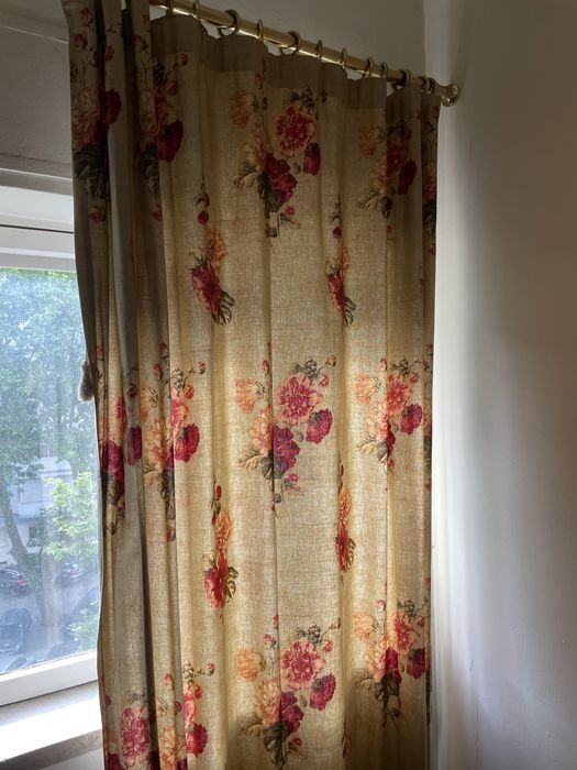 Cortinado com tecido floral estampado, com varão em latão