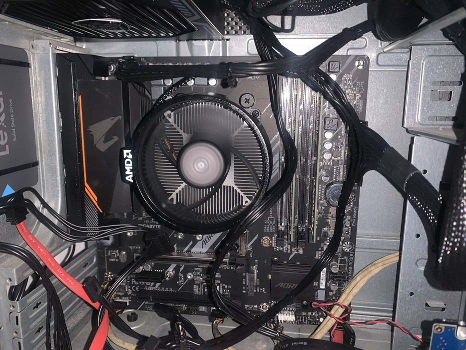 Vendo pc gamer completo torre monitor teclado rato gamer