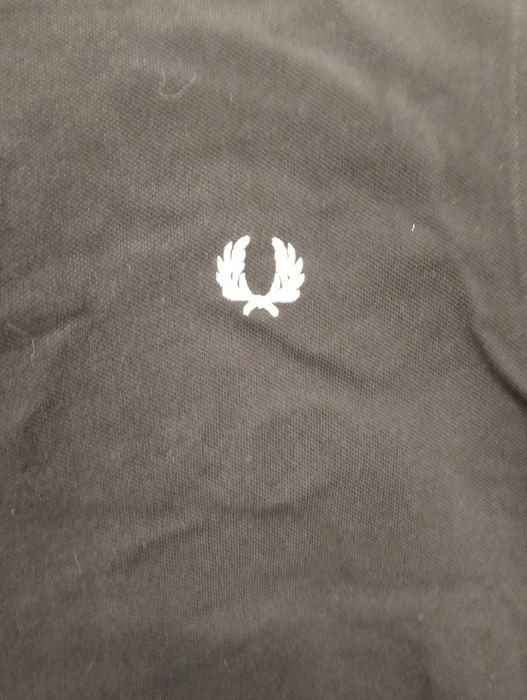 Фирменная футболка черного цвета