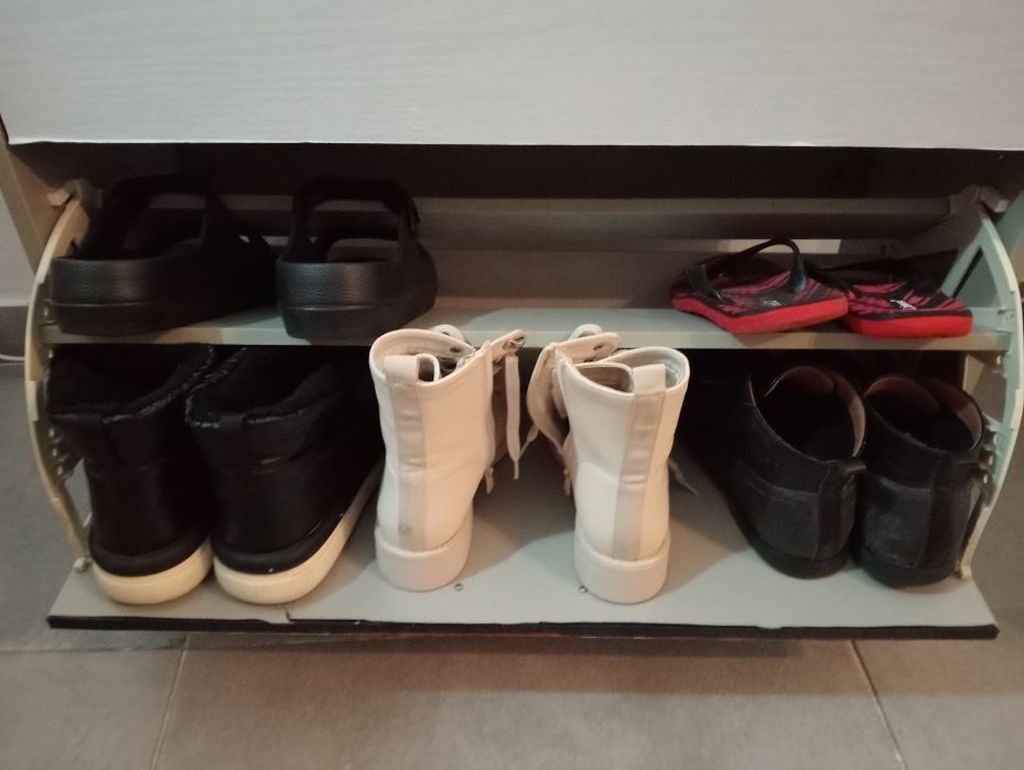 Vendo sapateira  cinza e branca