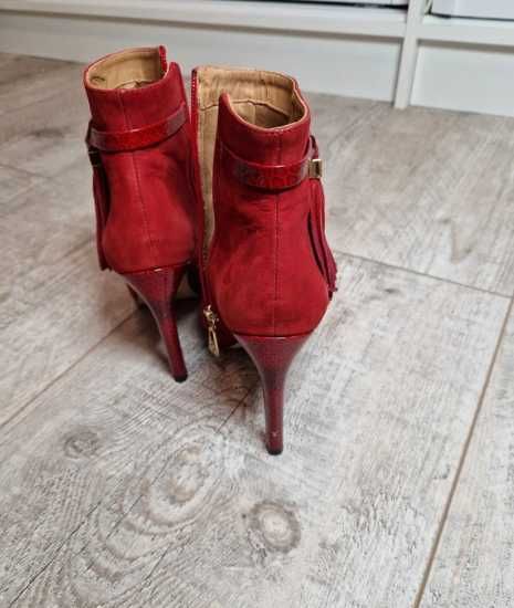 Czerwone buty na obcasie marki Kazar