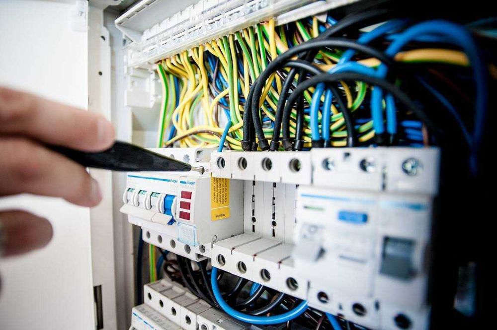 Kompleksowe wykonywanie instalacji ELEKTRYCZNYCH, HYDRAULICZNYCH- posiadamy uprawnienia