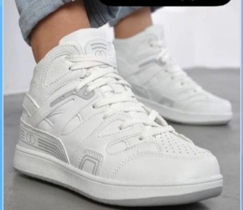 Жіночі кросівки.