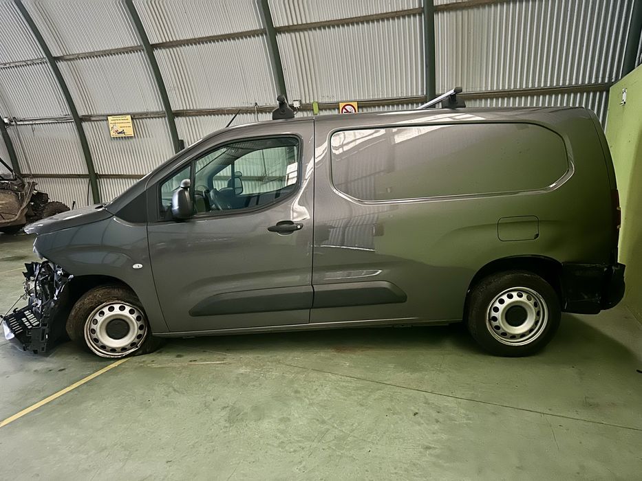 Toyota Proace 1.5D L2 Longa 2024 a trabalhar