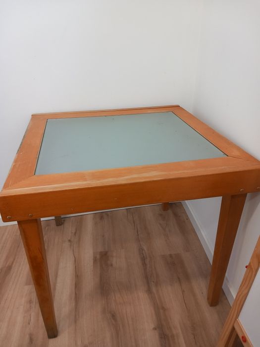 Mesa quadrada de vidro e pés em madeira