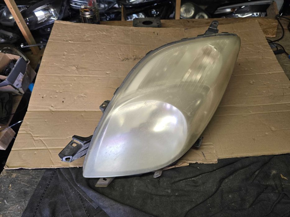 lampa przód Toyota Yaris 2 II