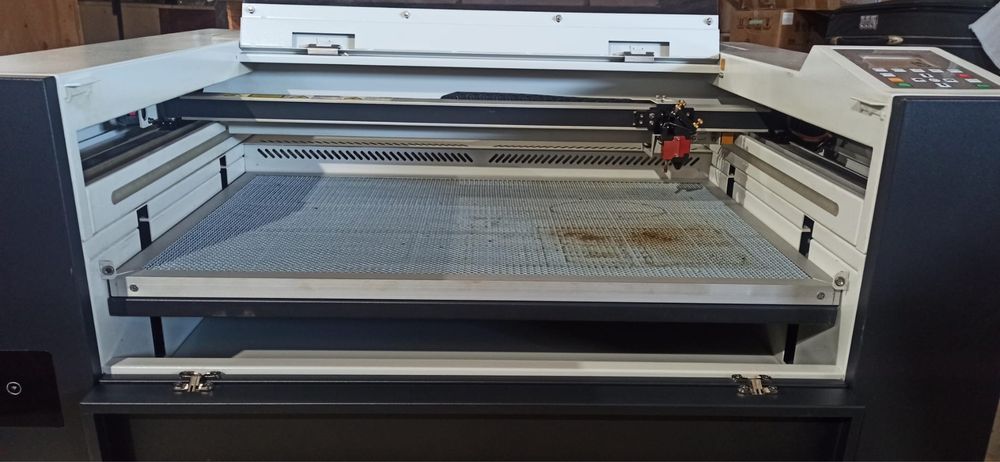 Laser co2 60w 700x450mm Usado com Gatantia