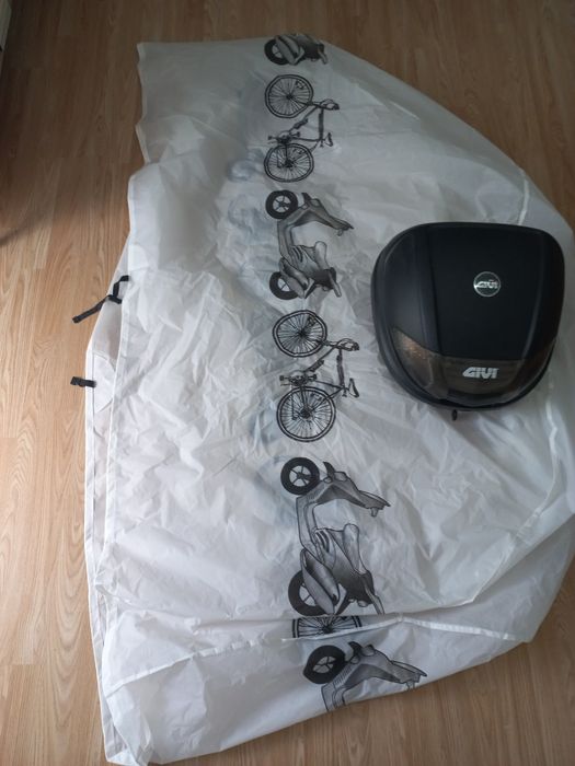 Givi 30 litros incluem uma capa para sua moto