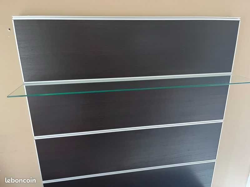 Painel parede para fixar TV Ikea Besta Framsta com acessorios e prateleiras em vidro