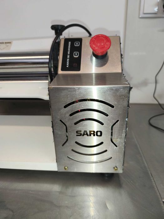 Laminadora SARO Profissional  Vende-se laminadora profissional da marca SARO, ideal para pizzarias, padarias, pastelarias e outros negócios.