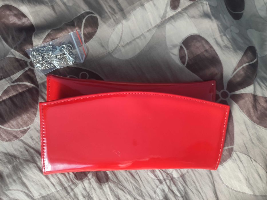 Czerwona torebka lakierowana